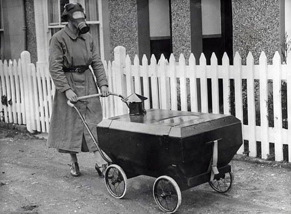 Mãe e filho protegidos de possíveis ataques de gases tóxicos durante a Segunda Guerra Mundial