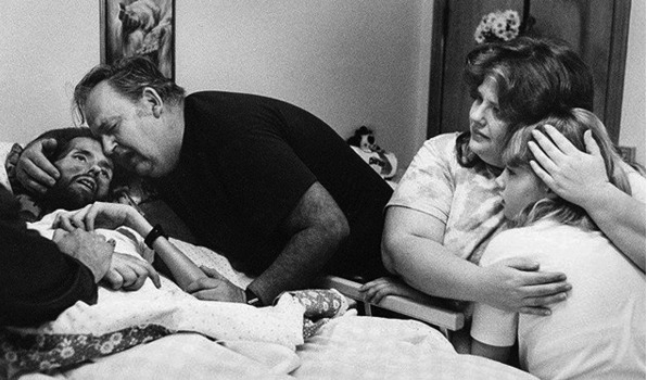 Uma das primeiras vítimas da AIDS, um morador de Ohio, num último adeus à família. Na década de 90, a doença era um tanto desconhecida e vinha acompanhada de muito preconceito