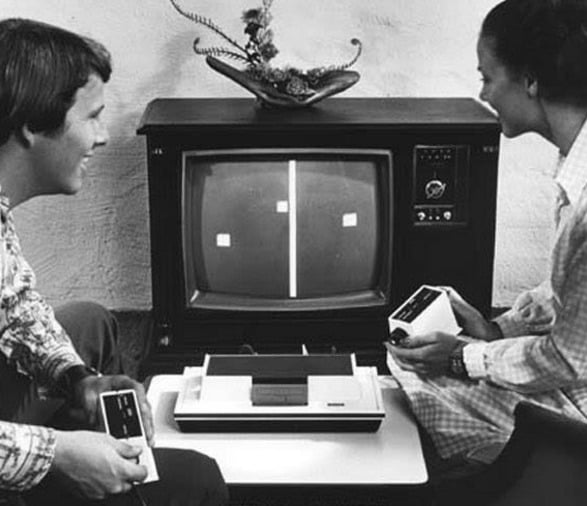 Casal jogando num Odyssey, o primeiro console da história, fabricado em 1972
