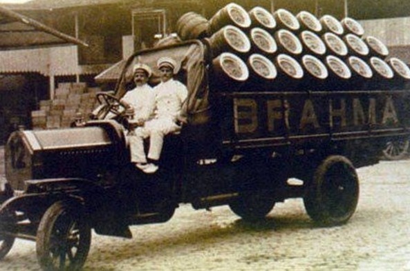 Este era o caminhão de entrega da Brahma em 1920