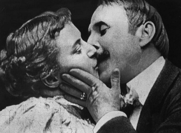 Este foi o primeiro beijo do cinema, em 1896, no filme The Kiss