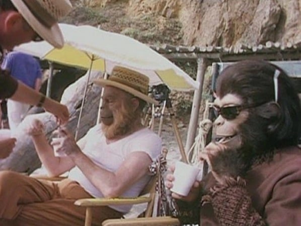 Numa época em que os efeitos especiais eram usados com menos frequência, era assim que os atores de O Planeta dos Macacos descansavam entre uma cena e outra. Em 1968
