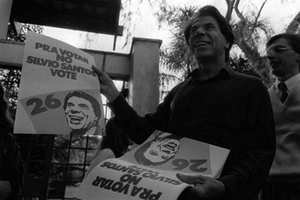 Silvio Santos em pré-campanha eleitoral para a presidência do Brasil, em 1989. Mais tarde, sua candidatura foi cassada pelo TSE por irregularidades no registro do partido