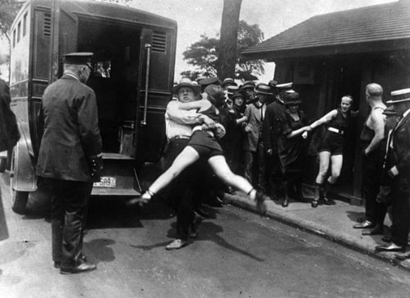 Na Chicago de 1922, as mulheres eram presas por usarem roupas de praia muito curtas