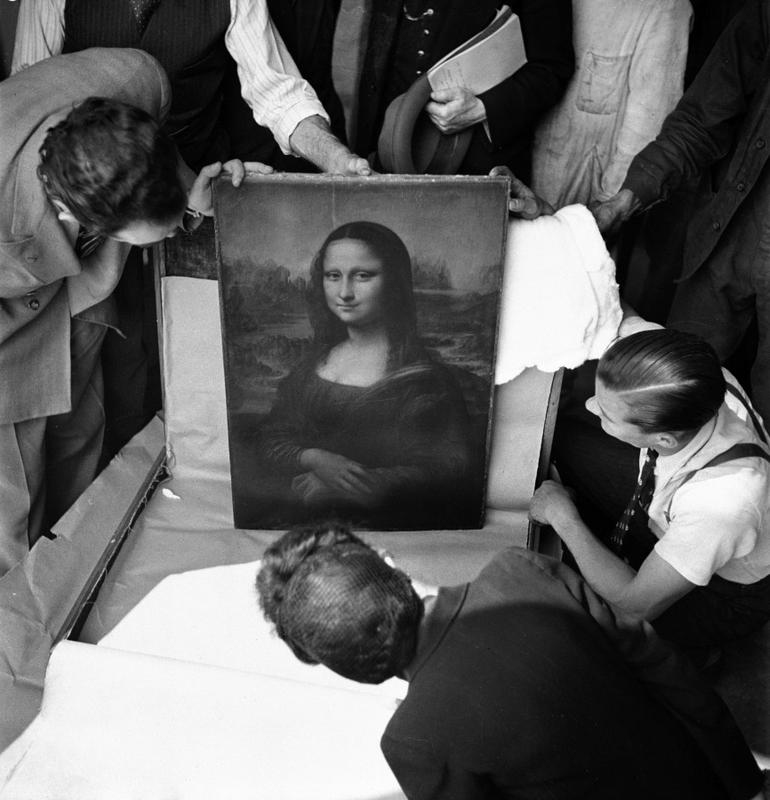 A “Mona Lisa“ retornando ao museu do Louvre, após a Segunda Guerra, Paris 1945