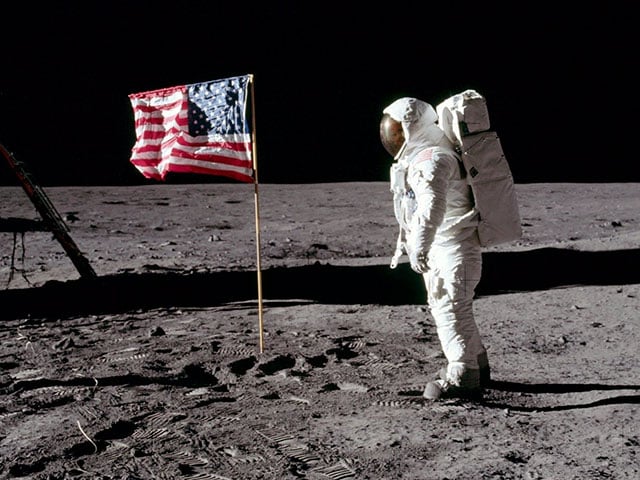 Os astronautas Neil Armstrong e Edwin Aldrin se tornam os primeiros homens a caminharem na Lua depois de chegar à superfície no módulo lunar Apollo 11, em 1969