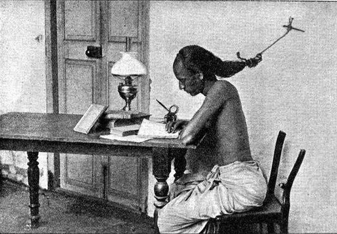 Estudante da Universidade de Madras, na Índia, estudando para os exames com o cabelo amarrado na parede para não cair no sono, em 1905