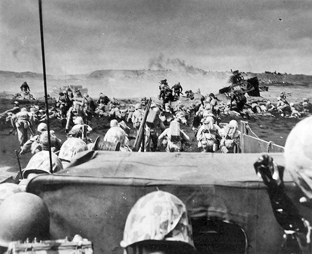 Marines desembarcando na praia japonesa de Iwo Jima
