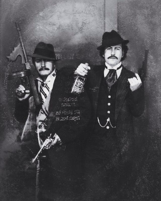 Pablo Escobar (à direita) posando como um gangster com seu primo Gustavo, nos anos 80