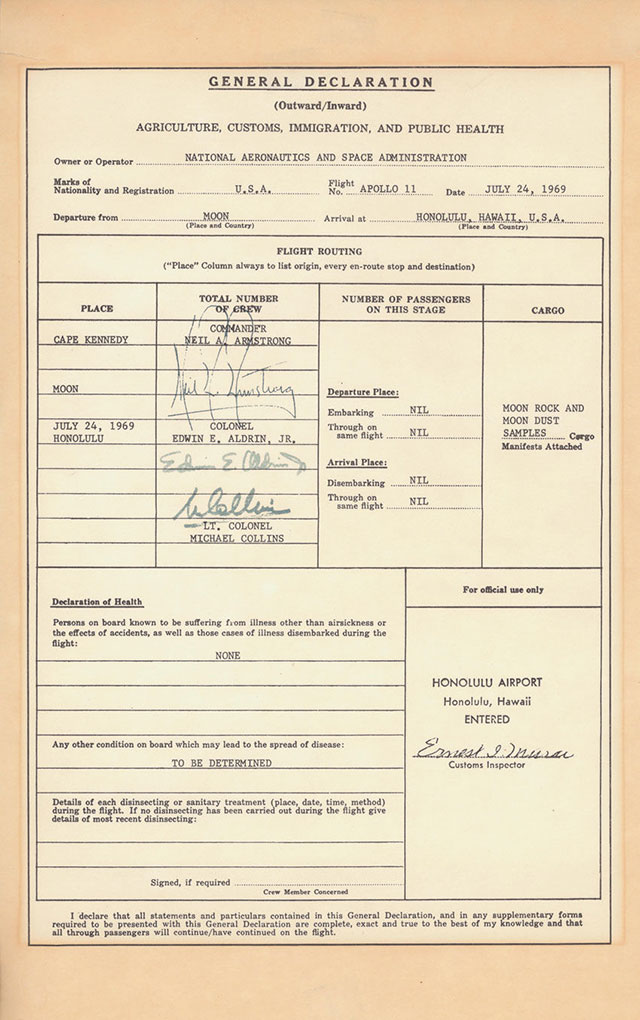Neil Armstrong e sua equipe tiveram que passar na alfândega depois de voltar da lua. Eles precisaram declarar as rochas e poeira lunar que trouxeram na bagagem