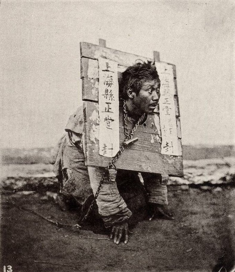 Homem usa uma placa de madeira em volta do pescoço como forma de punição por ter cometido um crime em Xangai, China, em 1874