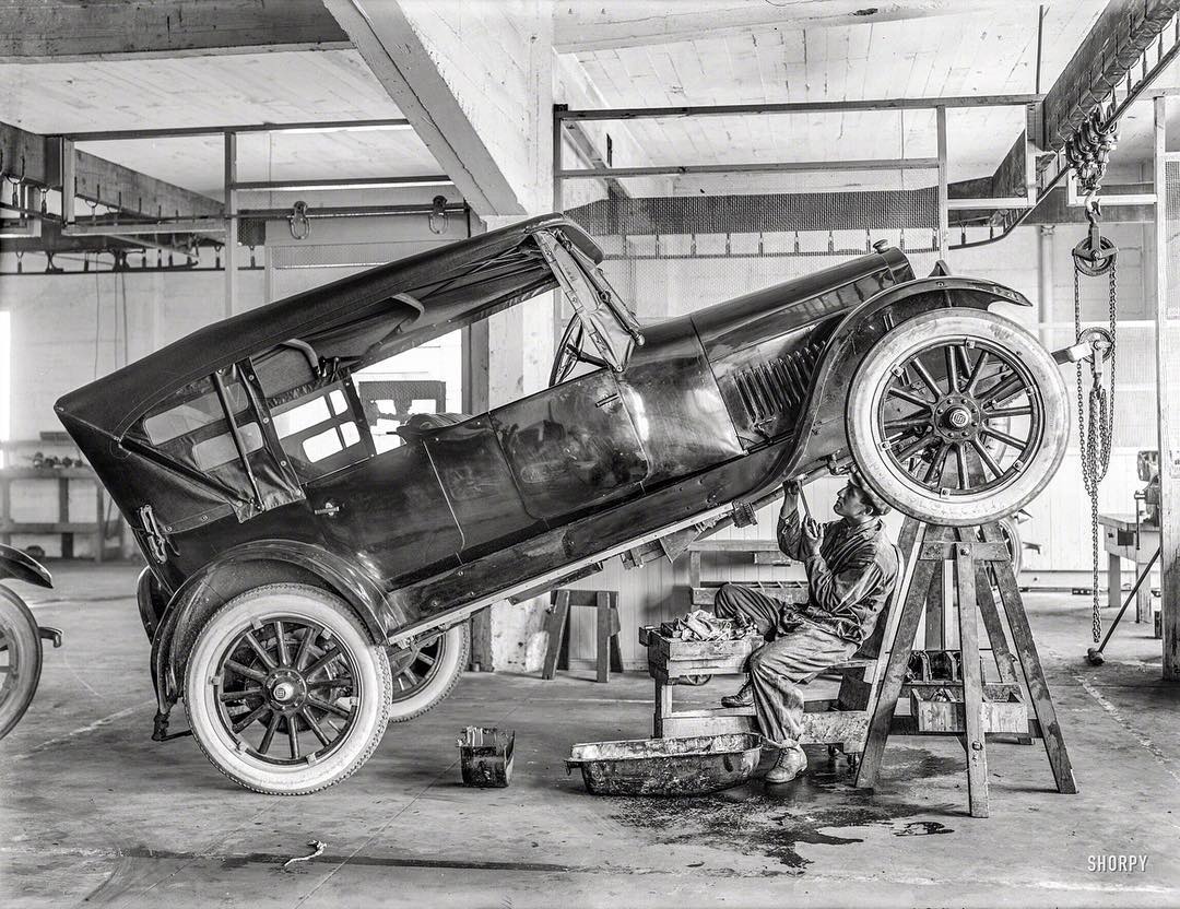 Automóvel em uma oficina mecânica em 1919