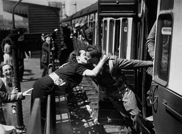 Soldado britânico sendo recepcionado pela namorada na chegada das tropas a Dunkirk, 1940