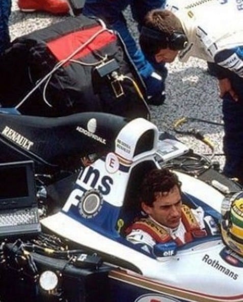 Senna reflexivo alguns minutos antes da sua morte, no GP de San Marino, em 1994