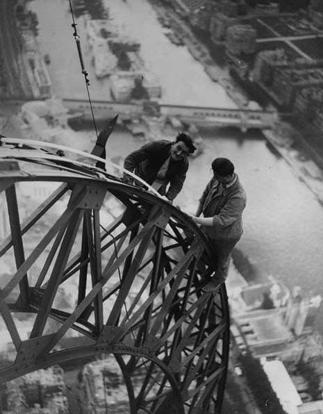 Eletricistas instalando luzes na Torre Eiffel sem nenhuma proteção adicional, em 1937