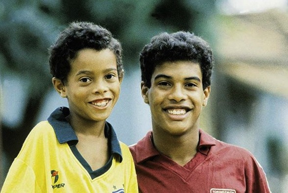 Em 1990, Ronaldinho era conhecido apenas como “o irmão mais novo de Assis“. Pouco tempo depois, os papeis se inverteram