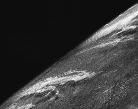 Primeira foto da Terra tirada do espaço que se tem notícia. Ela foi registrada pelo foguete alemão V2 em 1946