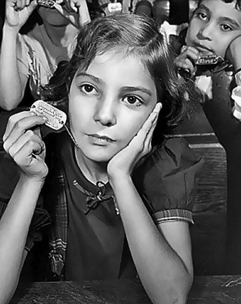Para facilitar uma eventual identificação de corpos durante um ataque atômico, o estado de Nova Iorque distribuiu colares de identificação para os estudantes em 1950
