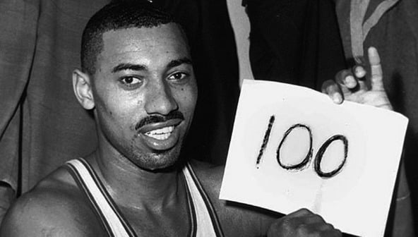 Este é o registro histórico de Wilt Chamberlain quando bateu o recorde de jogo individual com 100 pontos numa vitória do Philadelphia Warriors sobre os Knicks