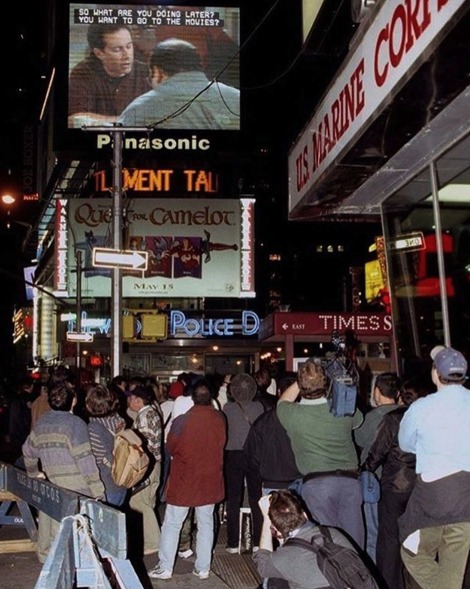 Pessoas paradas na Times Square, em Nova Iorque, para assistir o último episódio de Seinfeld, em 1998
