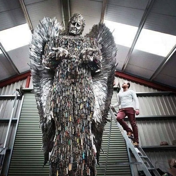 Este é o Anjo das Facas, uma escultura criada pelo inglês Alfie Bradley usando 100 mil facas usadas em crimes no Reino Unido. Ele é militante contra os crimes por armas brancas