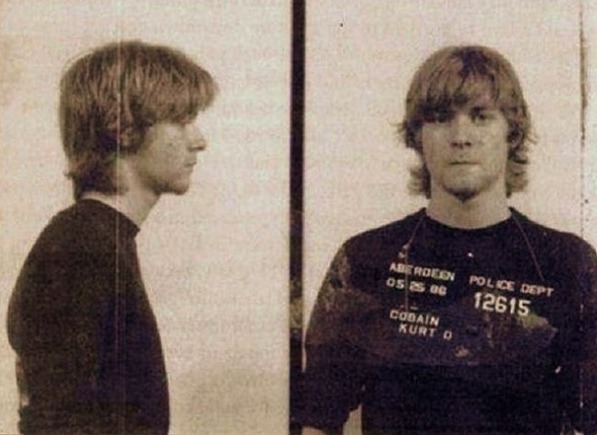 Kurt Cobain, quando ainda não era cantor, preso por pichar muros com a frase “Deus é gay“, em 1986