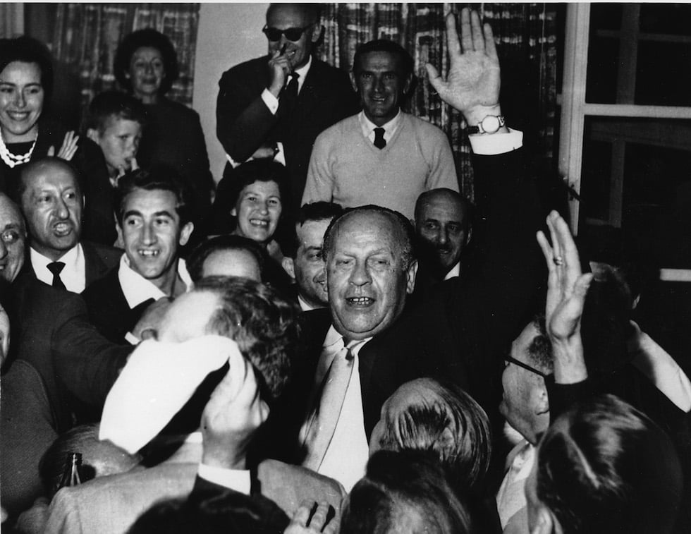 Oskar Schindler sendo recepcionado por 300 sobreviventes do holocausto em Jerusalém, maio de 1962