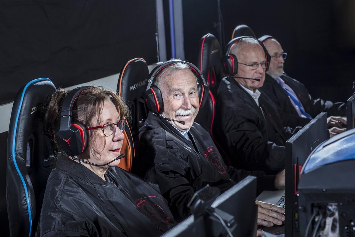 Equipe sueca de CS: GO, em que o membro mais jovem tem 62 anos e o mis velho, 81. Eles afirmam que o CS ajudou a dar um impulso de confiança e servir como uma espécie de ginástica mental