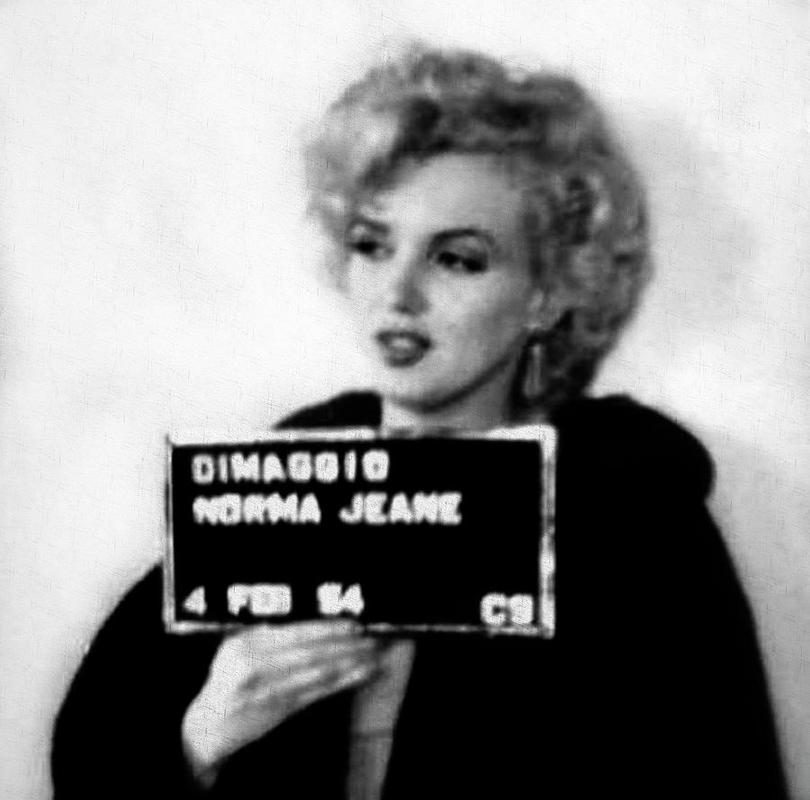 Foto de Marilyn Monroe após ser detida por dirigir muito devagar e sem licença, em 1954