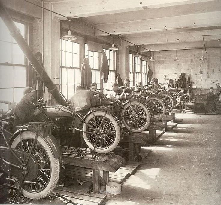 Linha de produção da Harley-Davidson em 1909