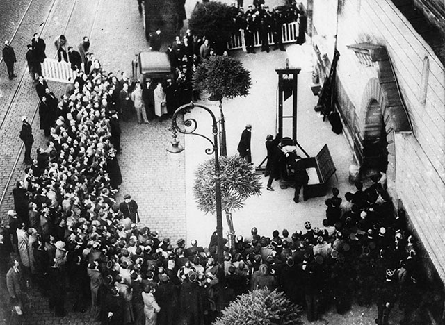 Última execução pública na França, em 1939. A maneira desordenada com que a multidão se comportou chamou atenção. Alguns enxugaram o sangue do executado com um lenço e levaram como recordação
