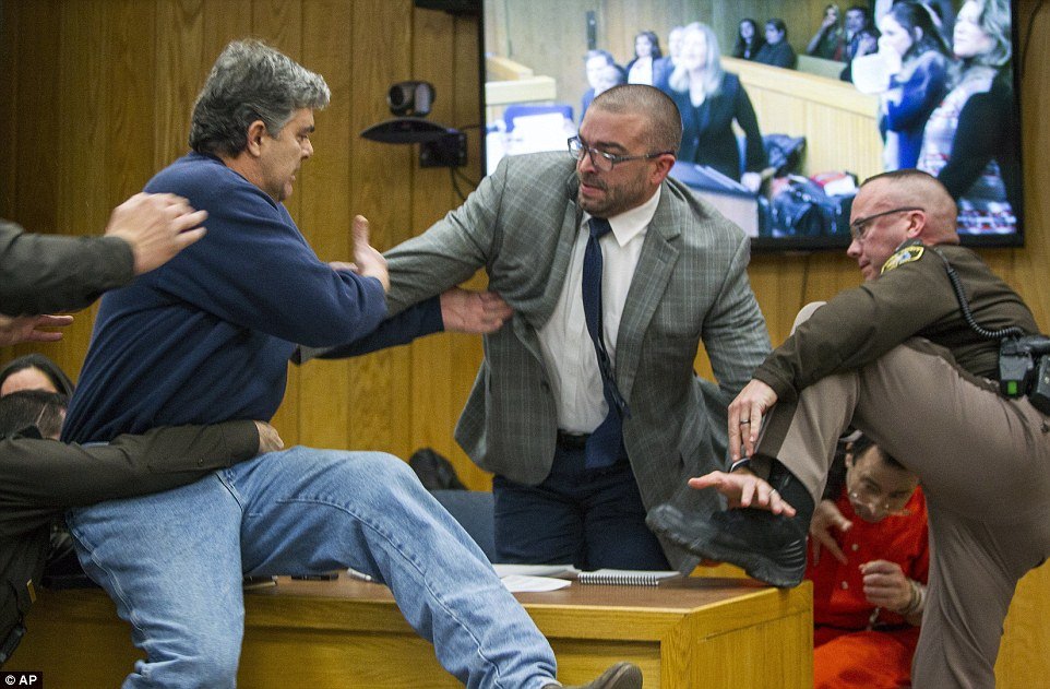 Pai de três filhas abusadas pelo médico Larry Nassar tentando atacá-lo no tribunal
