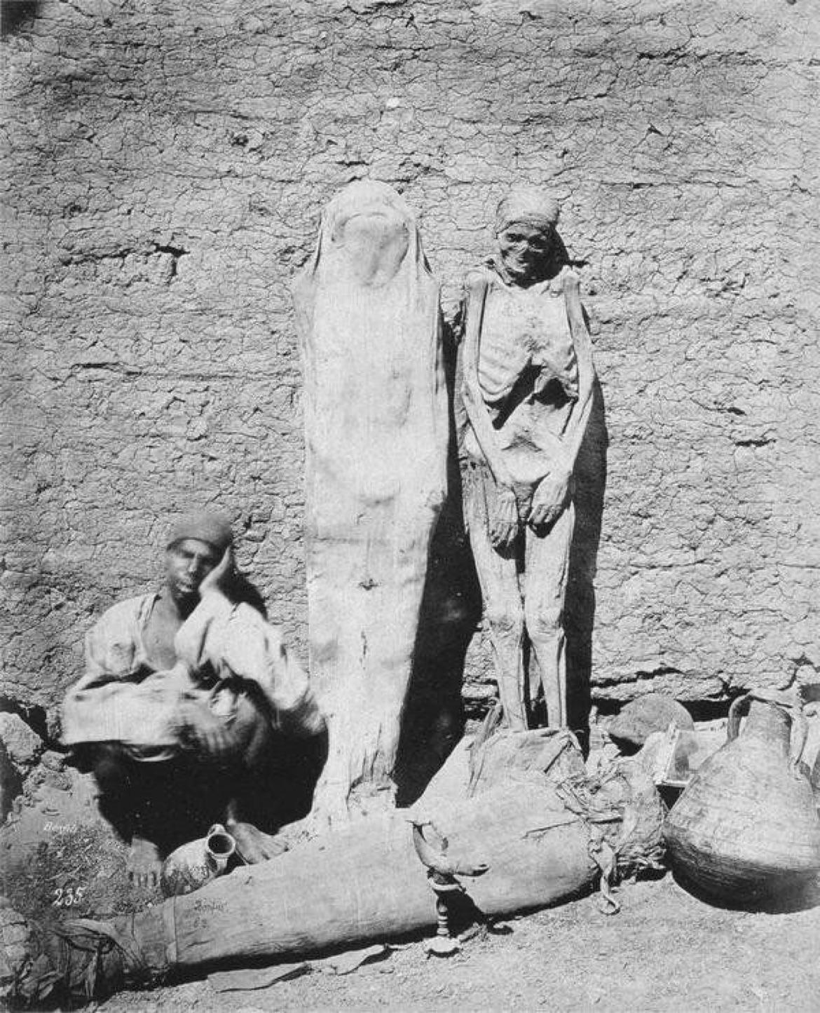 Um homem vendendo múmias no Cairo, Egito, 1875