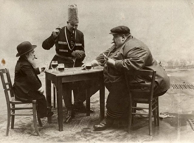 O homem mais baixo, mais alto e mais gordo da Europa bebendo e jogando cartas juntos em 1913