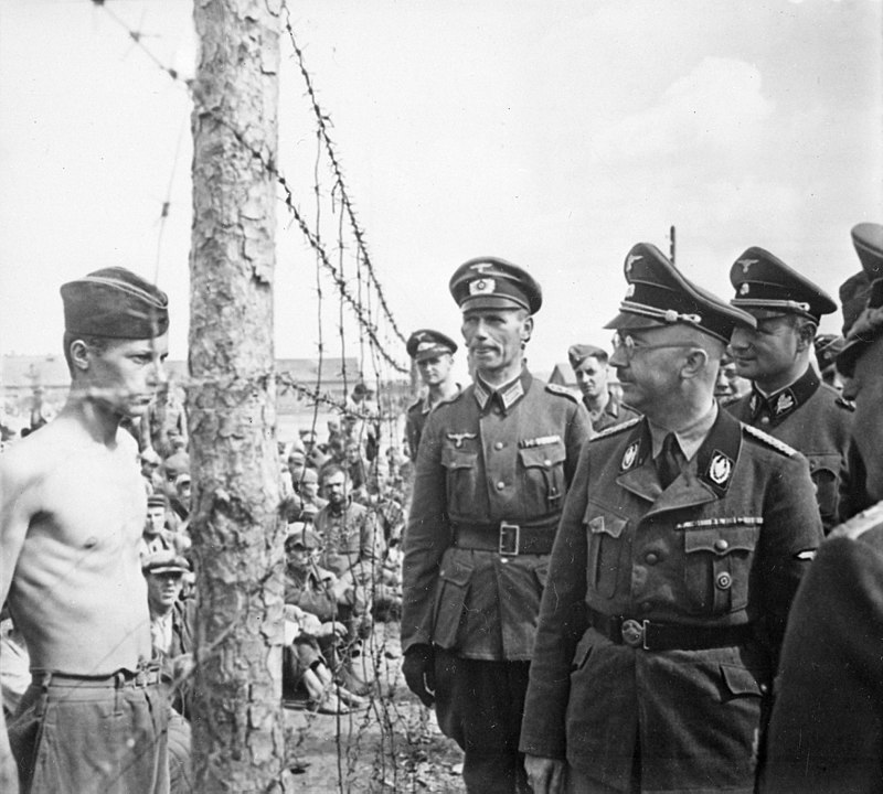 Himmler olhando para um prisioneiro soviético durante uma visita ao campo de concentração na Bielorrúsia, em 1941