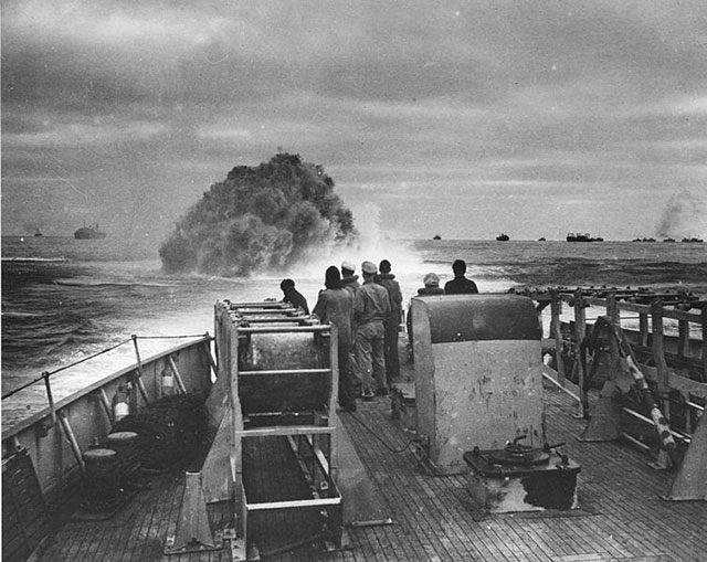 Homens da Guarda Costeira dos EUA observando um dos ataques no Atlântico, em 1943
