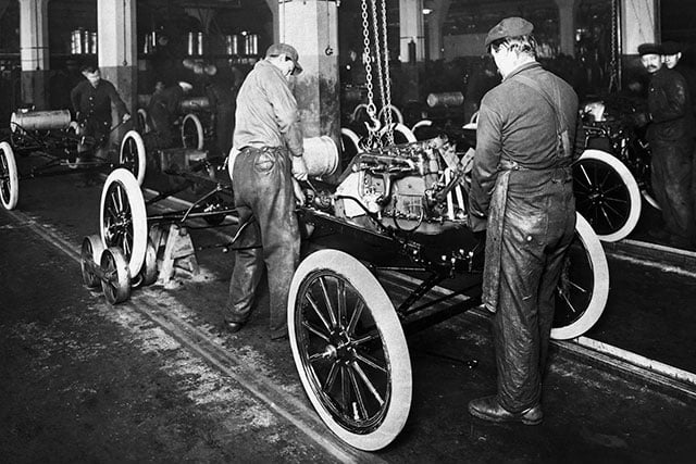 A primeira linha de montagem de veículos da Ford, em 1913