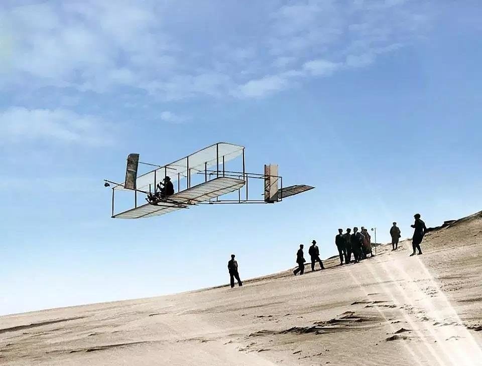 Orville Wright voando sobre as dunas da Carolina do Norte, 1902 (imagem colorida por computador)