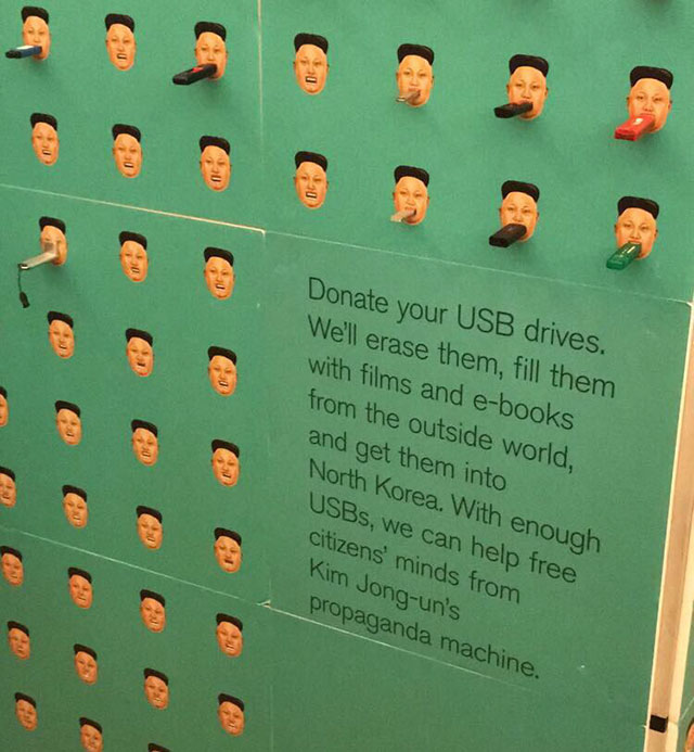 Uma das ideias para tornar a Coreia livre da máquina de propaganda de Kim Jong-un. Grupos como a Human Rights Foundation e a No Chain recebem doações de pendrives, recheiam com conteúdo e mandam para a Coreia do Norte de várias formas