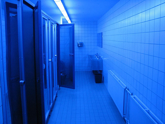 Nos EUA, alguns banheiros públicos estão usando luzes azuis para impedir que usuários de drogas injetáveis encontrem suas veias