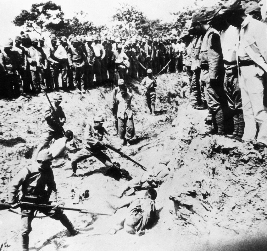 Prisioneiros chineses são usados por japoneses como alvos vivos em exercícios usando baionetas. O episódio ficou conhecido como Massacre de Nanquim, em 7 de novembro de 1938