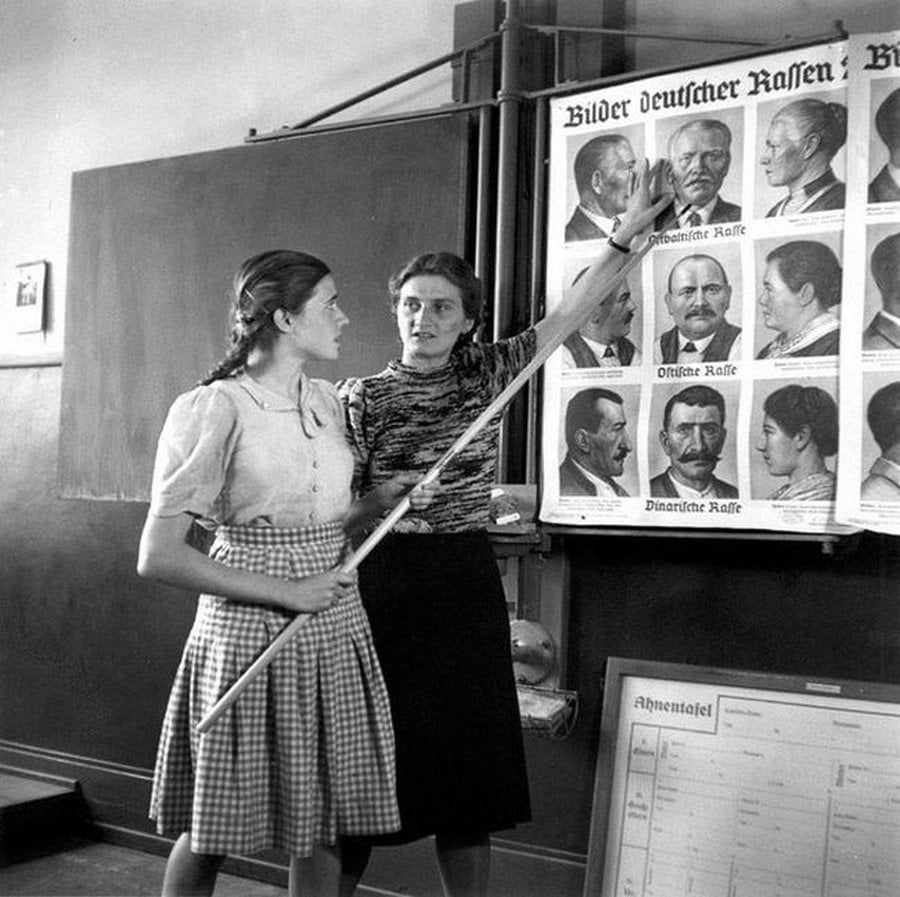 Jovens alemães estudando as diferenças entre arianos e judeus, 1943