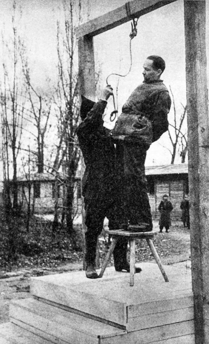Rudolf Hoess, comandante do campo de concentração de Auschwitz, antes de ser enforcado ao lado do crematório do campo, em 1947