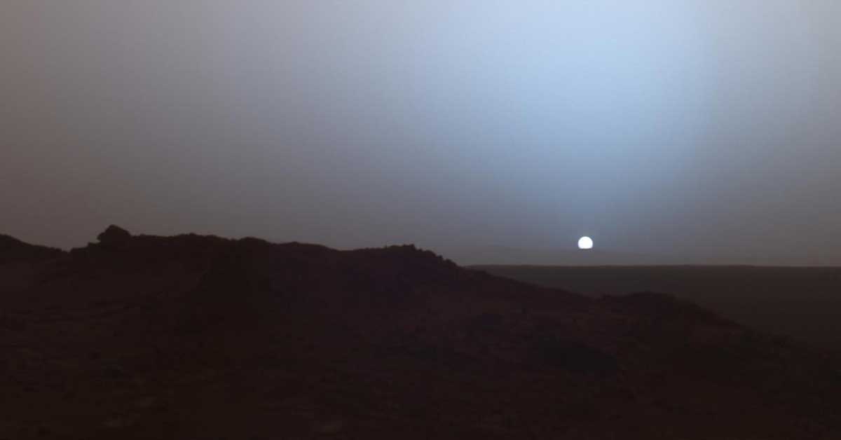 Nesta foto da NASA, o sol se põe atrás do terreno rochoso do planeta vizinho da Terra, Marte