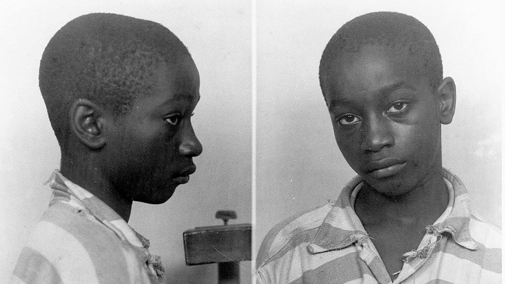 Em 1944, um adolescente negro chamado George Stinney foi acusado de assassinar duas garotas brancas. Seu julgamento foi feito sem representação legal por um júri totalmente composto por pessoas brancas e foi executado em uma cadeira elétrica aos 14 anos. Ele era tão pequeno que foi colocado sentado sobre uma Bíblia no momento da morte