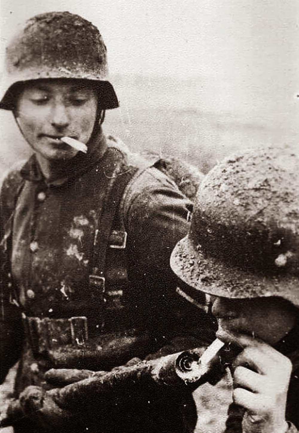 Soldado alemão acendendo seu cigarro com um lança-chamas, 1917