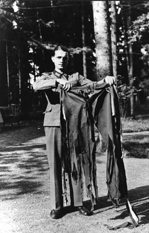 As calças de Adolf Hitler depois de uma fracassada tentativa de assassinato, em 1944