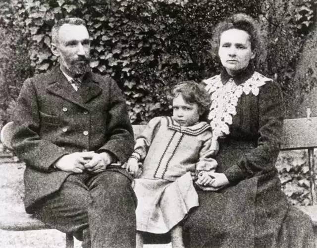 Pierre Curie, Marie Curie e a filha deles, Irene Joliot-Curie, em 1906. Todos nessa foto foram prêmios Nobel de ciências