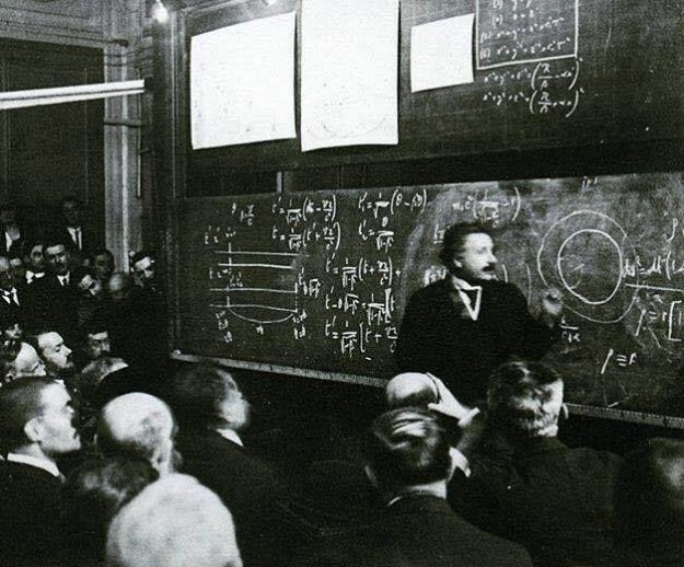 2) Albert Einstein dando palestra sobre a Teoria da Relatividade, 1922