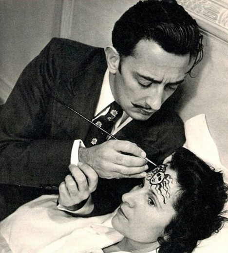 Salvador Dali pintando a testa da sua esposa, em 1948